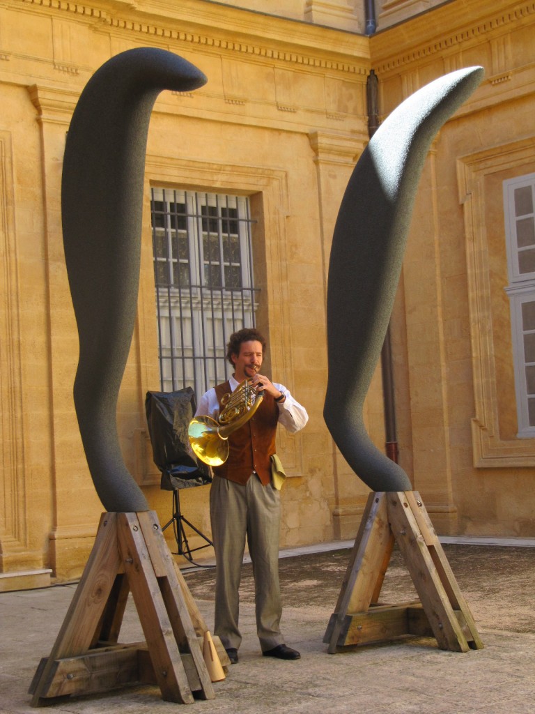 Poésie musicale en forme de fleurs dans la cour de l’hôtel Lestang