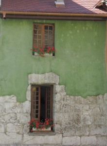 murs verts aux géraniums rouges